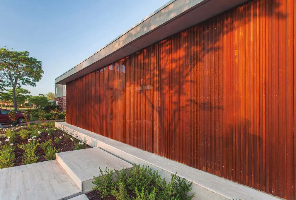 Fachada em aço corten com painéis verticais