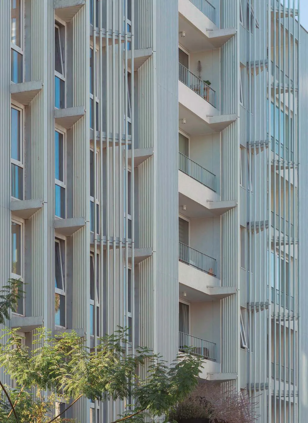 Torre residencial com lâminas em fachada