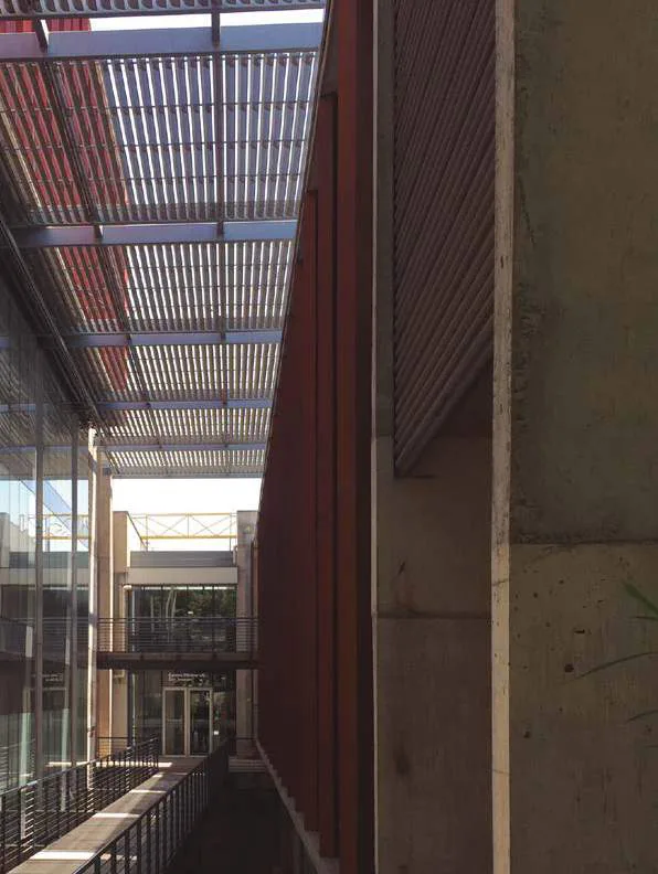 Celoscreen em corredor de fachada