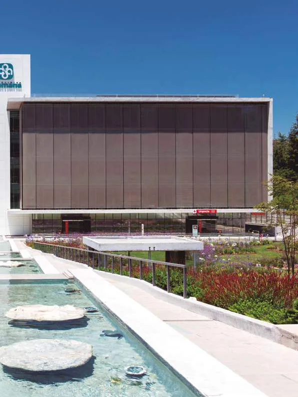 Malhas GKD em fachada de prédio institucional