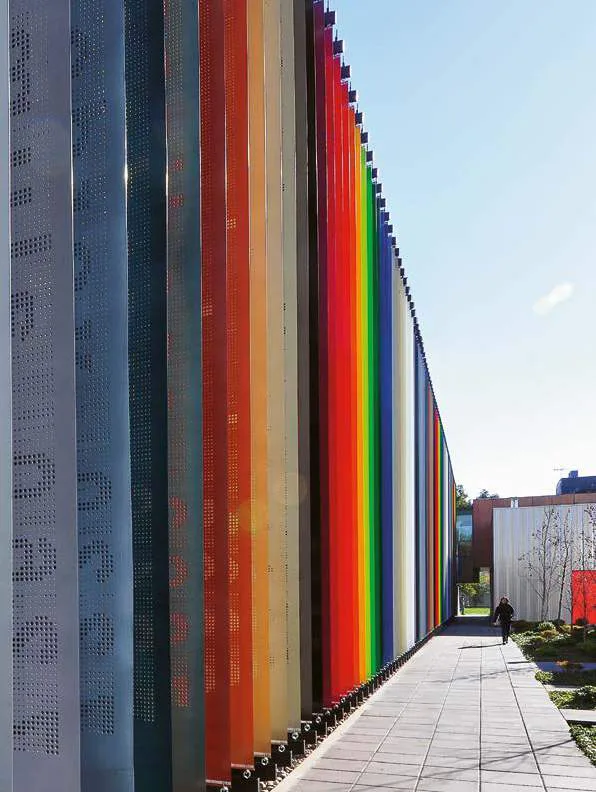 Pinturas em cores vivas na fachada
