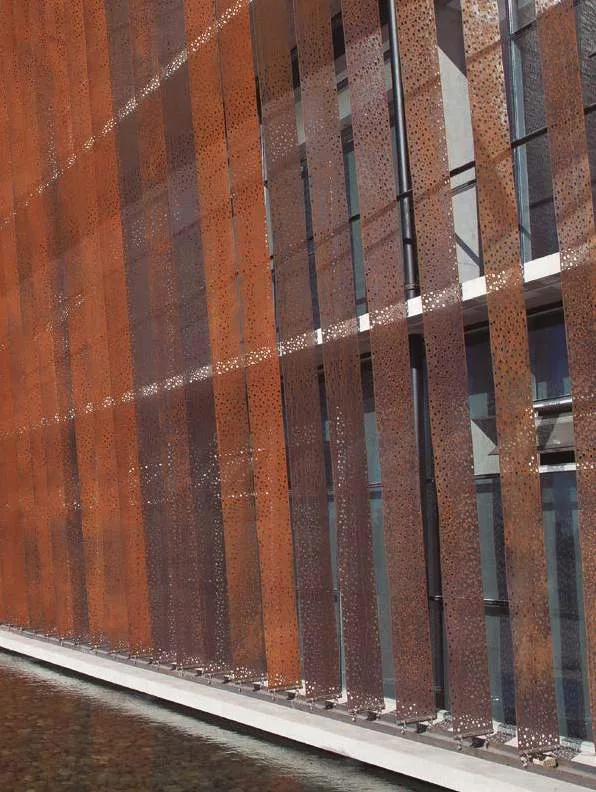 Stripscreen em fachada de corten